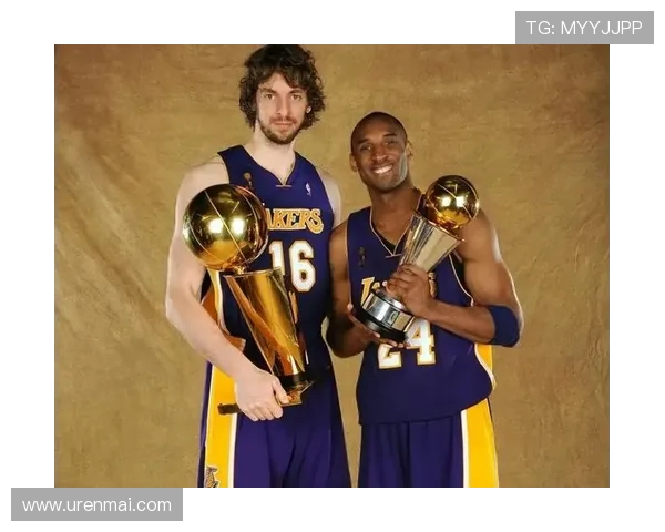 足球巨星与科比的传奇相遇共同追逐梦想的精彩瞬间